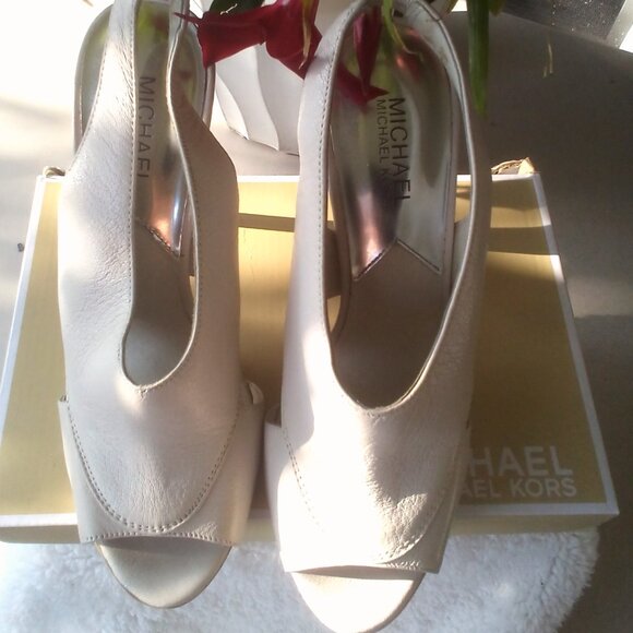 Michael Kors Pebbled Leather Heels/Sandals Cream Size: 8 NWT - Picture 1 of 11